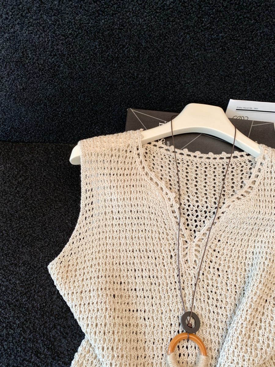 Korean V-Neck Hollow Knit Vest 2026 Summer Women's Layering Top - Image 4